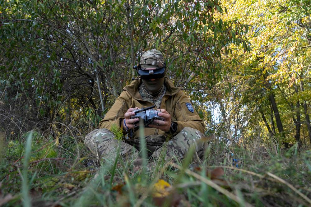 Un militaire ukrainien utilise une télécommande pour piloter un drone FPV lors d’un exercice d’entraînement, dans un lieu tenu secret, le 20 octobre 2026. - OLEKSII FILIPPOV/AFP