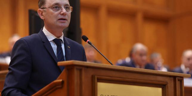 Romanian parliament approves pro-EU government after months of deadlock