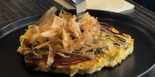 Le restaurant Okomusu, à Paris, roule des galettes dodues à garnir de porc, crevettes, fromage…