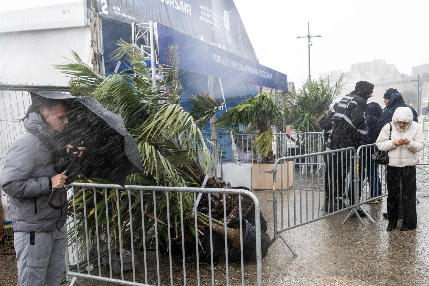 La tempête Austen frappe le nord-ouest de la France et entraîne l'interruption complète des trains en Normandie.