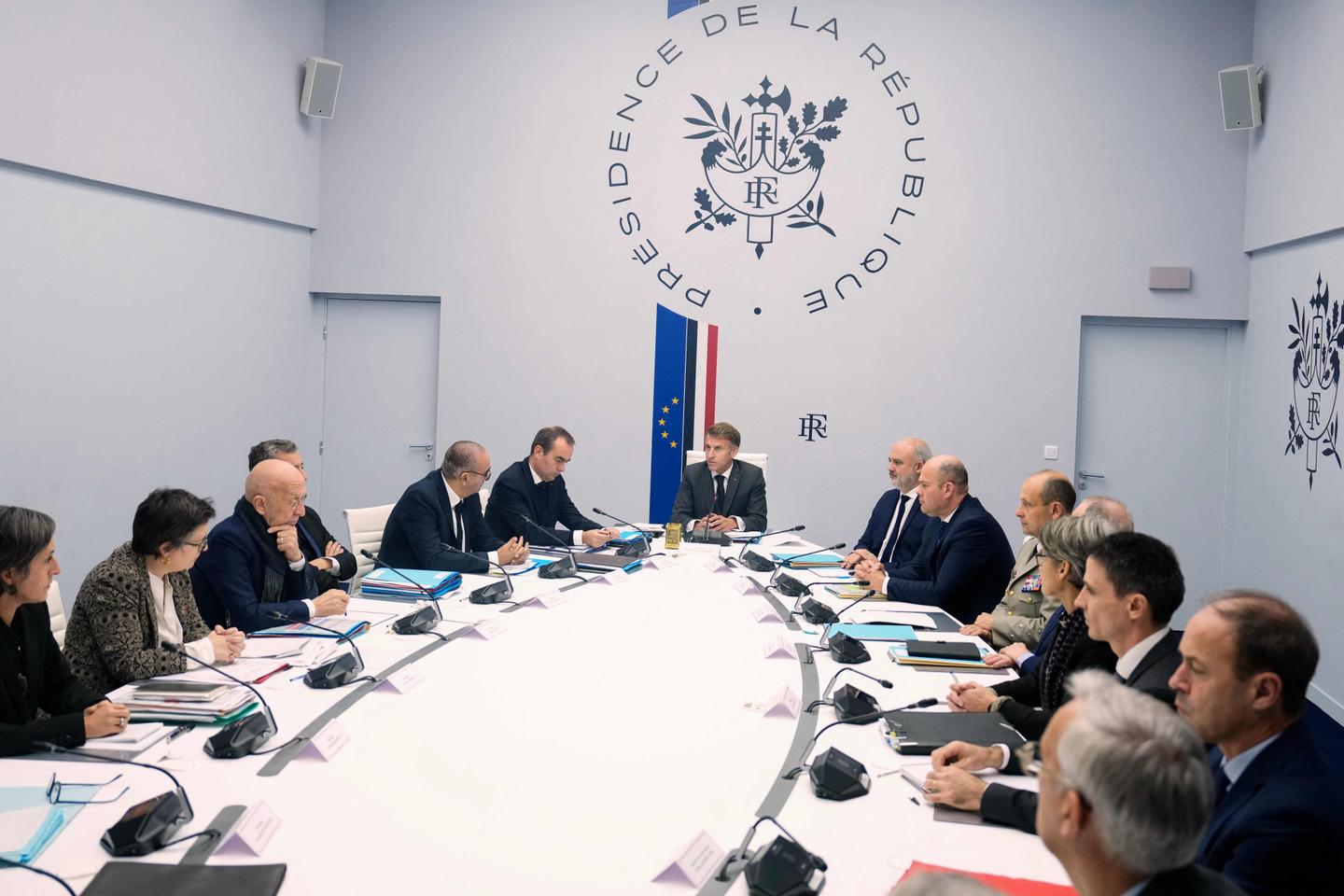 Face aux mobilisations, Emmanuel Macron reprend les commandes sur le ...