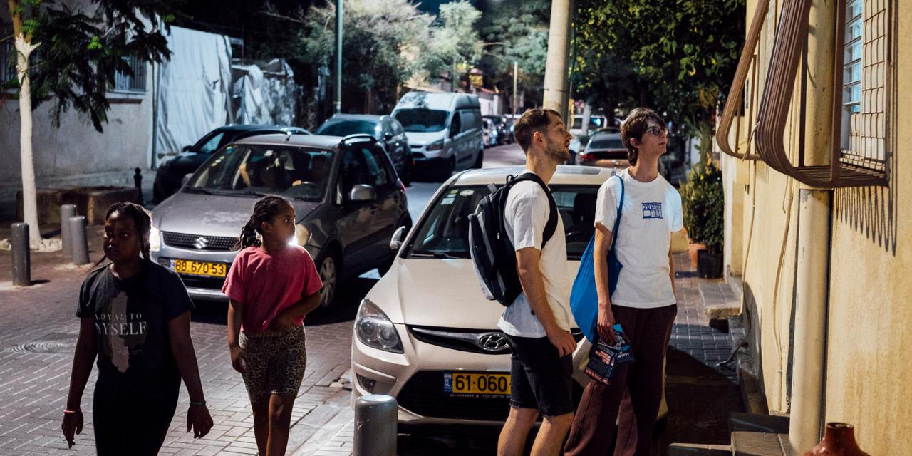 Hillel (à droite) et Assaf, des Jeunes Démocrates, mènent une opération de porte-à-porte pour tenter de convaincre les habitants du quartier de Shapira, traditionnellement plus conservateurs, de voter pour le parti des Démocrates. Tel Aviv, le 21 octobre 2026.
