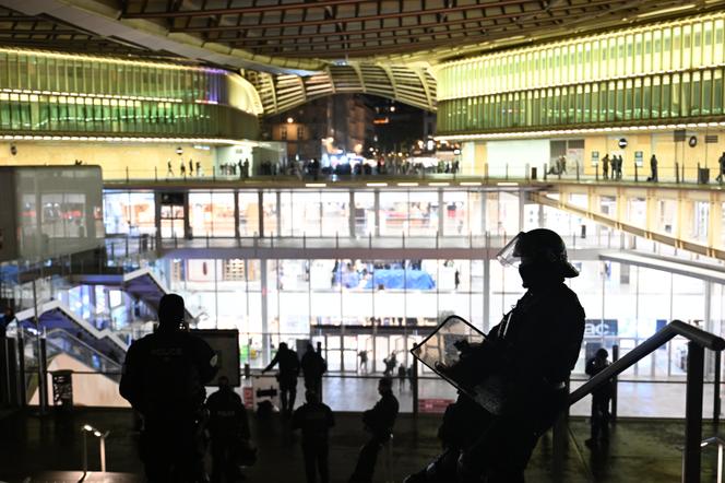 In front of the Les Halles shopping center after a protest against the rising cost of living, in Paris, on October 24, 2026. - EMMA DA SILVA/AP