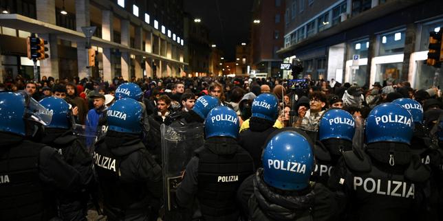 İtalya'da yoğun güvenlik önlemlerine rağmen binlerce kişi protesto düzenledi