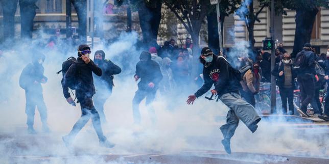 A Lyon, la manifestation interdite étouffée par le gaz lacrymogène
