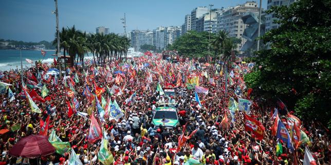 Au Brésil, les soutiens de Lula et Bolsonaro mobilisés jusqu’au bout : « Mon père ne votait plus. Je l’ai convaincu que cette élection était la plus importante de notre vie »
