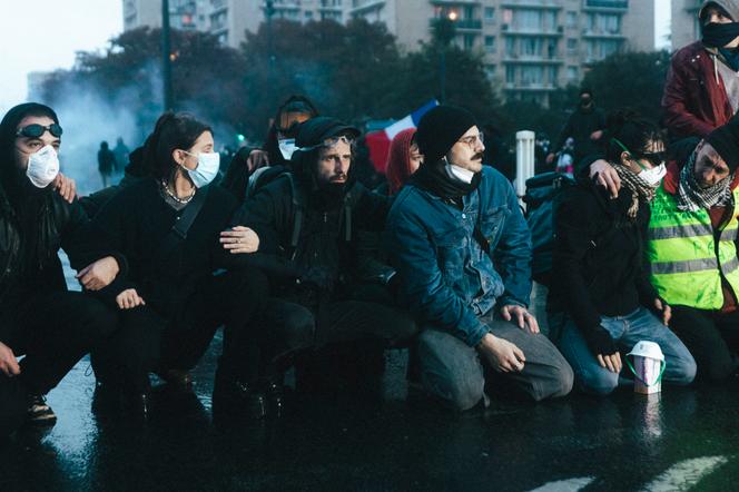 At the end of the Paris demonstration, at Porte de Vincennes in Paris, October 24, 2026. - BENJAMIN CARROT/ENCRAGE FOR « LE MONDE »