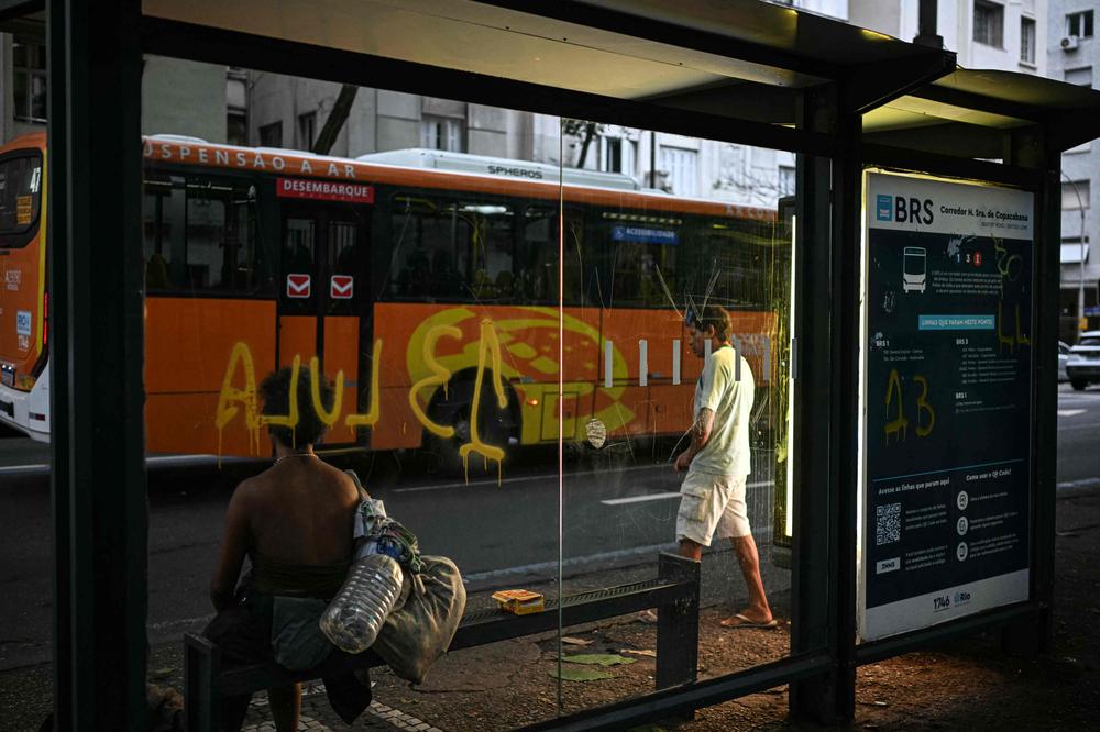 Des habitants attendent un bus dans le centre-ville de Rio de Janeiro (Brésil), le 25 octobre 2026. - MAURO PIMENTEL/AFP