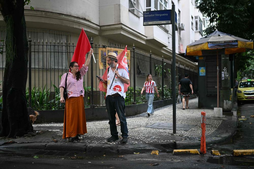 Des partisans du président brésilien, Luiz Inacio Lula da Silva, à Rio de Janeiro (Brésil), le 25 octobre 2026. - MAURO PIMENTEL/AFP