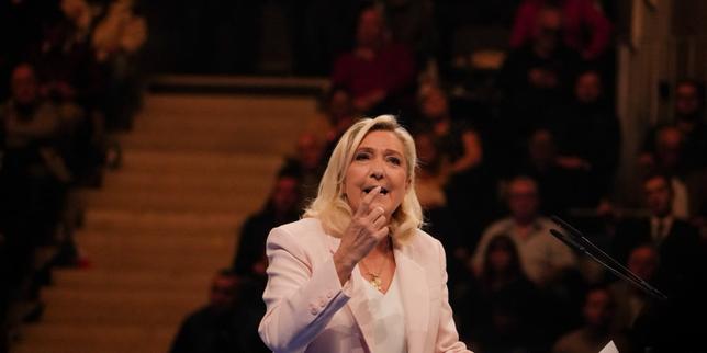 Présidentielle 2027 : à Orléans, Marine Le Pen lance sa campagne entre radicalité et « optimisme », dans une ville en état de siège