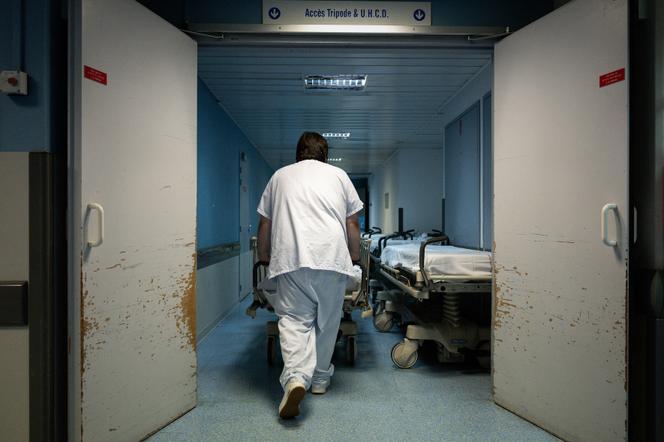 On the hottest day ever recorded since 1947, a healthcare worker pushes a stretcher down a corridor in the emergency department of Pellegrin University Hospital in Bordeaux, June 23, 2026. - PHILIPPE LOPEZ/AFP