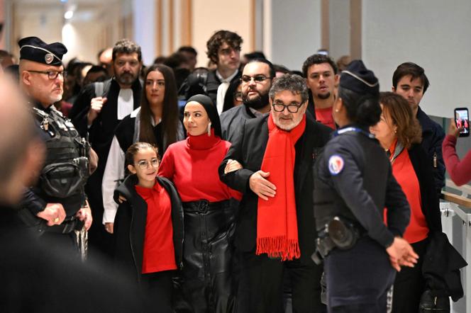 Cédric Chouviat's daughter and her parents at the Paris courthouse, on October 26, 2026. - LOU BENOIST/AFP