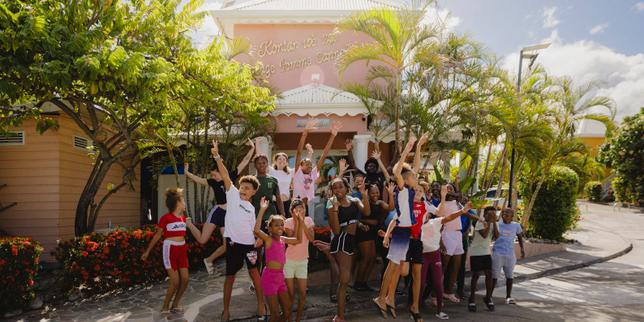 A la Martinique, dans une colonie de vacances pilotée par le Théâtre national de Chaillot, on apprend la danse, l’équilibre, le respect et la confiance
