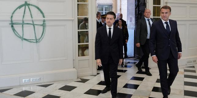 « On n’avait pas anticipé ce qui s’est passé », les images d’Emmanuel Macron en visite à Marseille