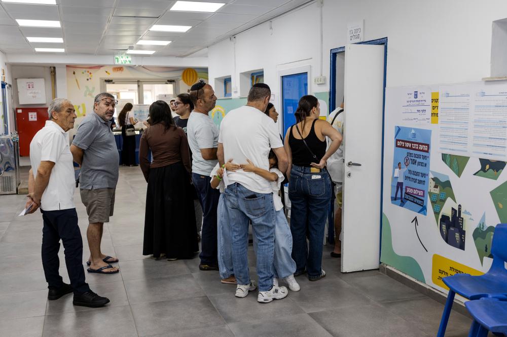 Dans un bureau de vote, à Maalé Adoumim, en Cisjordanie occupée, le 27 octobre 2026. - LAURENCE GEAI/MYOP POUR « LE MONDE »