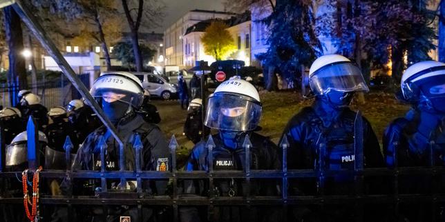 Polonya çevik kuvvet polisi, görevden alınan mahkeme başkanının krizi başlatması üzerine görevlendirildi