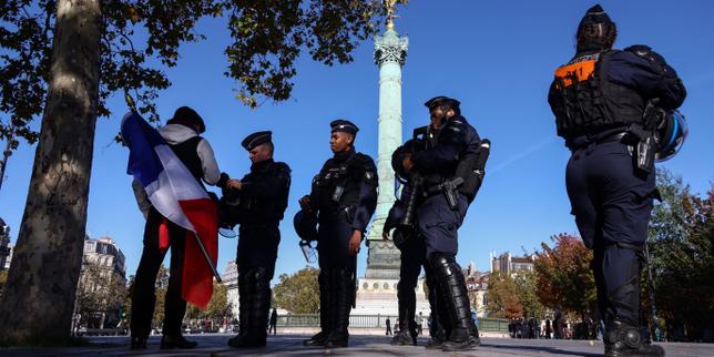 Place de la Bastille à Paris, les forces de l’ordre contrôlent les passants et rappellent l’interdiction de manifester par le biais de haut-parleurs