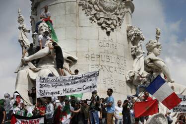 Protesters gather at Place de la Republique during a banned demonstration in support of Gaza in central Paris, July 26, 2014.   REUTERS/Benoit Tessier (FRANCE  - Tags: POLITICS CIVIL UNREST)