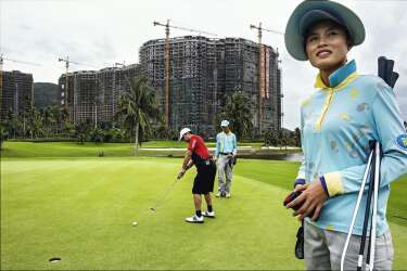 Hainan compte  plusieurs golfs.  L'afflux de touristes sur l'île a provoqué un véritable boom immobilier. -