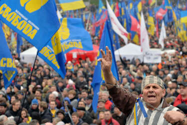 Protestors shout slogans during a rally in Kiev on November 24, 2013. Pro-West Ukrainians on November 24 staged the biggest protest in Kiev since the 2004 Orange Revolution, demanding that the government sign a key pact with the European Union and clashing with police. The opposition called the rally after President Viktor Yanukovych's government reversed a plan to sign a historic deal deepening ties with the European Union, in a U-turn critics said was forced by the Kremlin. AFP PHOTO/SERGEI SUPINSKY