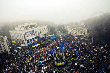 A general view of the Ukrainian opposition rally in Kiev on November 24, 2013. Pro-West Ukrainians on Sunday staged the biggest protest rally in Kiev since the 2004 Orange Revolution, demanding that the government sign a key pact with the European Union and clashing with police. AFP PHOTO/ YAROSLAV DEBELYI