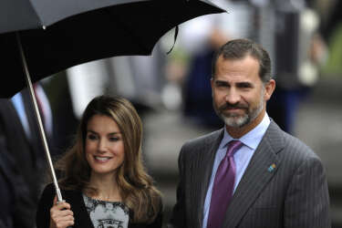 Spain's Princess Letizia (L) and her husband, Spain's Crown Prince Felipe smile in Oviedo October 24, 2013. The Prince of Asturias Awards have been held annually since 1981 to reward scientific, technical, cultural, social and humanitarian work done by individuals, work teams and institutions in a traditional ceremony next October 25, 2013.  REUTERS/Eloy Alonso (SPAIN - Tags: SOCIETY ROYALS) - RTX14MKW