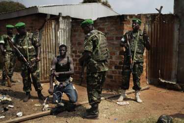 Au point kilométrique 13 (PK 13), des habitants du quartiers, aidés par des miliciens anti-Balaka, ont pillé et detruit la totalité du quartier de Bégoua peuplé majoritairement de chrétiens.Un milicien anti-Balaka est arrété par les forces de la MISCA Rwandaise