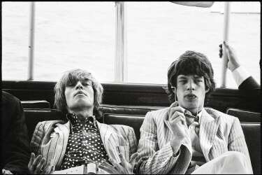 Brian Jones et Mick Jagger  à New York en 1966 (en haut).Lucky Spot - l'un des chevaux de la famille - dans la neige,  Sussex, 1984 (ci-dessus). La mannequin Twiggy à Londres en 1969  (ci-contre).   -