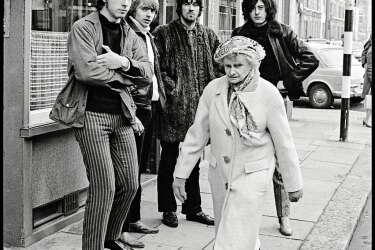 "Linda comprenait l'importance d'être et de se sentir ordinaire, raconte Paul McCartney. D'un côté, je suis un mari et un père, un mec très normal. Et quand le moment arrive, je peux passer de l'autre côté, et donner des concerts devant une foule énorme. J'aime les deux parties de ma vie."De haut en bas et de gauche  à droite : les pieds de Paul, Jamaïque, 1972.Paul avec Mary et Heather en Ecosse en 1970.Le groupe  The Yardbirds  à Londres en 1968.James, le fils de Paul et Linda, shooté au Polaroïd, vers 1980. Paul à Londres en 1968.   -