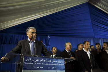 Conférence de presse d'Ali Benflis dans son QG de campagne, le soir du 17 avril, devant des partisans et de nombreux journalistes.