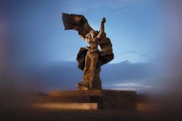 Cette statue est un détail de l'imposant monument de la Victoire des Soviétiques sur le nazisme, érigé à Riga dans le parc Uzvaras, le parc des  Victoires. C'est ici que, chaque 9 mai, la minorité russe célèbre le triomphe de l'armée rouge à  l'issue de la seconde guerre mondiale. -
