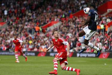 Manchester United's Danny Welbeck (R) heads the ball as Southampton's Morgan Schneiderlin looks on during their English Premier League soccer match at St Mary's Stadium in Southampton, southern England May 11, 2014. REUTERS/Andrew Winningg (BRITAIN - Tags: SPORT SOCCER) FOR EDITORIAL USE ONLY. NOT FOR SALE FOR MARKETING OR ADVERTISING CAMPAIGNS. NO USE WITH UNAUTHORIZED AUDIO, VIDEO, DATA, FIXTURE LISTS, CLUB/LEAGUE LOGOS OR "LIVE" SERVICES. ONLINE IN-MATCH USE LIMITED TO 45 IMAGES, NO VIDEO EMULATION. NO USE IN BETTING, GAMES OR SINGLE CLUB/LEAGUE/PLAYER PUBLICATIONS