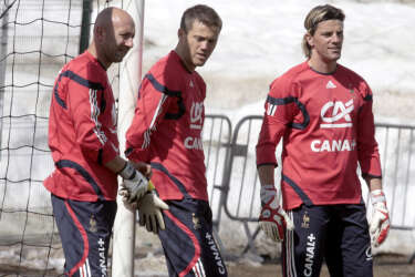 French goalkeepers Fabien Barthez (L) Mickael Landreau (C) and Gregory Coupet (R) practice, 25 May 2006 in Tignes, during a training session as part of the French national football team preparations for the upcoming Fifa World Cup 2006 in Germany. AFP PHOTO PASCAL PAVANI
