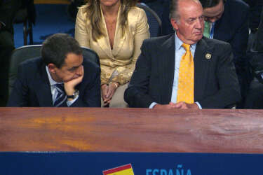 Spain's King Juan Carlos de Borbon (R) and the president of the Spanish Government Jose Luis Rodriguez Zapatero (L) listen to Venezuela's president Hugo Chavez during the plenary session at Espacio Riesco in Santiago, on the last day of the Ibero American summit, on November 10th, 2007.   AFP PHOTO