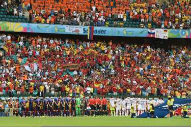 Players line up on the field before a Group B football match between Spain and the Netherlands at the Fonte Nova Arena in Salvador during the 2014 FIFA World Cup on June 13, 2014.  AFP PHOTO / JAVIER SORIANO