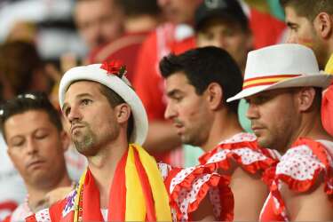 Spanish supporters react after a Group B football match between Spain and the Netherlands at the Fonte Nova Arena in Salvador during the 2014 FIFA World Cup on June 13, 2014.   AFP PHOTO / EMMANUEL DUNAND