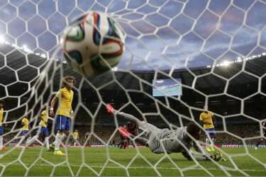 La défense brésilienne a connu une véritable déroute pendant la première mi-temps contre l'Allemagne.
