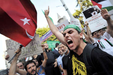 A protester gestures and shouts slogans during a demonstration against Israel's bombing of Gaza on Istiklal avenue in Istanbul, Turkey, on July 17, 2014. Israeli air strikes in Gaza killed four children on July 17, medics said, after a humanitarian lull in a 10-day conflict that has killed 237 Palestinians. AFP PHOTO / OZAN KOSE