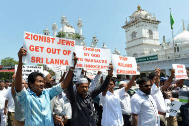 Sri Lankan Muslims stage a demonstration after Friday prayers to express solidarity with Palestinians in Gaza and denouncing Israeli attacks,  in the capital Colombo on July 18, 2014. The death toll in Gaza hit 264 as Israel pressed a ground offensive on the 11th day of an assault aimed at stamping out cross-border rocket fire, Palestinian medics said. AFP PHOTO/ Ishara S. KODIKARA