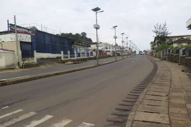 An empty street is seen at the start of a three-day national lockdown in Freetown September 19, 2014. Sierra Leone began a three-day lockdown on Friday in an effort to halt the spread of the Ebola virus, as President Ernest Bai Koroma urged residents to comply with the emergency measures. REUTERS/Umaru Fofana (SIERRA LEONE - Tags: HEALTH POLITICS TPX IMAGES OF THE DAY)