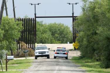 Des agents de surveillance américain discutent devant la barrière érigée à la frontière des Etats-Unis et du Mexique, destiné, selon les autorités, à prévenir l'immigration illégale. 