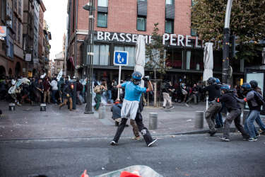Samedi 1 novembre 2014, mort de Rémi Fraisse : la manifestation dégénèrent à Toulouse.Photo: Ulrich Lebeuf / M.Y.O.P pour Le Monde