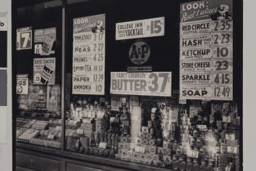  A & P Store Window, de Berenice Abbott (New York, vers 1930).