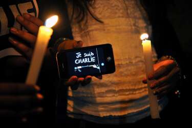 People take part in a demo to show solidarity for the victims of the attack on the offices of France's satirical weekly Charlie Hebdo, in Bogota, Colombia on January 7, 2015. Cities and towns worldwide staged vigils late Wednesday in solidarity with the French people after the massacre by Islamist gunmen in Paris against a satirical paper left at least 12 dead. AFP PHOTO / GUILLERMO LEGARIA