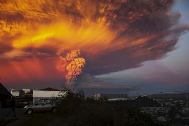 Smoke and ash rise from the Calbuco volcano as seen from the city of Puerto Montt, April 22, 2015. The Calbuco volcano in southern Chile erupted for the first time in more than five decades on Wednesday, sending a thick plume of ash and smoke several kilometres into the sky. REUTERS/Sergio Candia