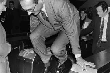 Jacques Chirac en 1980, alors maire de Paris, saute un portillon du métro parisien lors de l'inauguration d'une exposition d'art moderne dans la station de RER Auber.