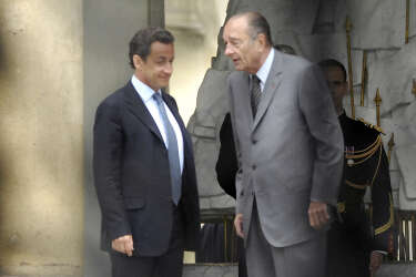Jacques Chirac quitte l’Elysée le 16 mai 2007, après douze ans de présidence. Nicolas Sarkozy lui succède.