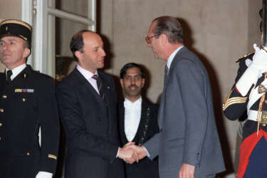 Vainqueur des législatives, il inaugure la première cohabitation en devenant, le 20 mars 1986, le premier ministre du président socialiste, François Mitterrand. L’ancien premier ministre Laurent Fabius (à gauche sur la photo) lui serre la main.