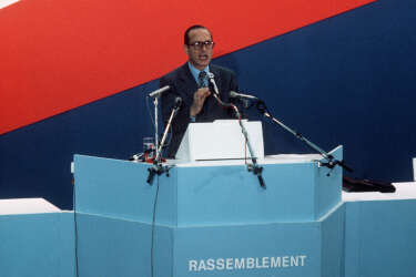 Le Rassemblement pour la République (RPR) est fondé, porte de Versailles à Paris, le 5 décembre 1976, devant 50 000 militants. Jacques Chirac en prend la présidence après avoir promis de combattre « la coalition socialo-communiste ». Il veut y allier les valeurs essentielles du gaullisme à un « travaillisme à la française ».